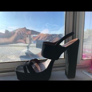 Cute black velvet pumps